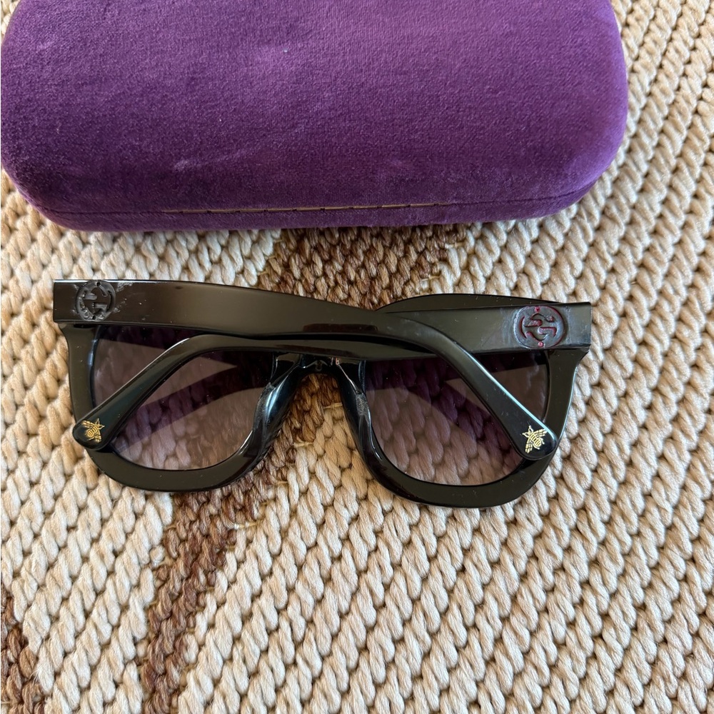 Gucci Black  Sunglasses with Bee Detail - Picture 13 of 15